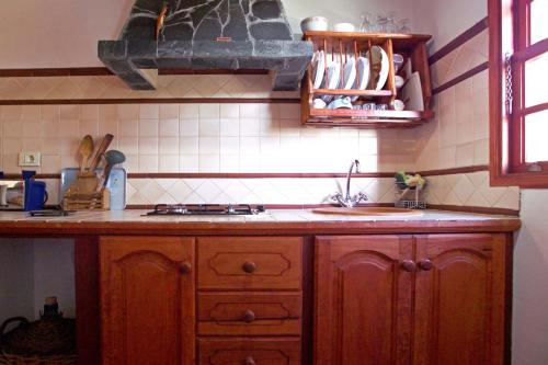 蒂哈拉费Casa Antonia的厨房配有水槽和台面