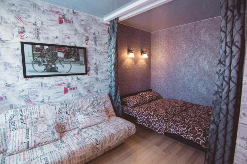 苏梅Vip apartmen Harkovskaya的一间配有沙发的房间和涂有涂鸦的墙壁