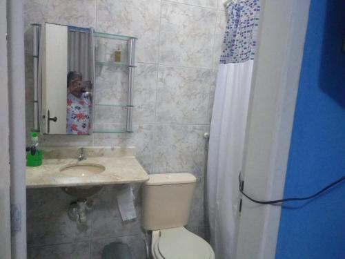 阿拉卡茹Hospedagem Vovó Gina的照着浴室照片的女人