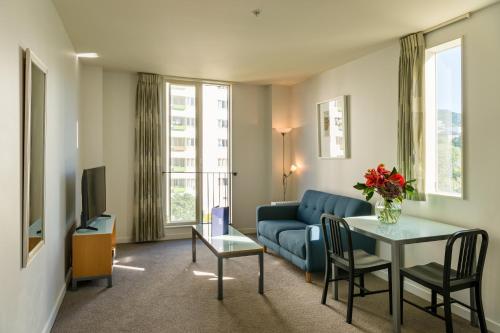 惠灵顿阿斯特里亚公寓酒店的客厅配有沙发和桌子