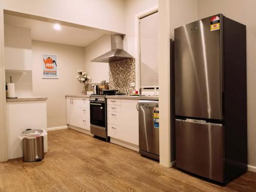 奥玛鲁Home Sweet Home的厨房配有大型不锈钢冰箱