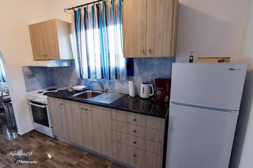 阿彻奇洛斯Riva Del Mare的厨房配有白色冰箱和水槽