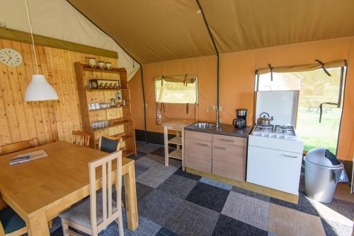 西泰尔斯海灵Boerderij Halfweg的帐篷内的厨房和餐桌
