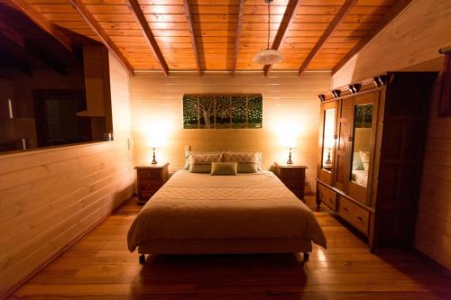 南安克拉治度假酒店客房内的一张或多张床位