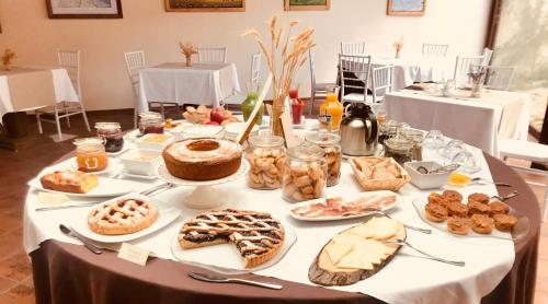 圣斯特凡诺·迪塞斯圣科伦坡修道院酒店的一张桌子上有很多种不同的食物