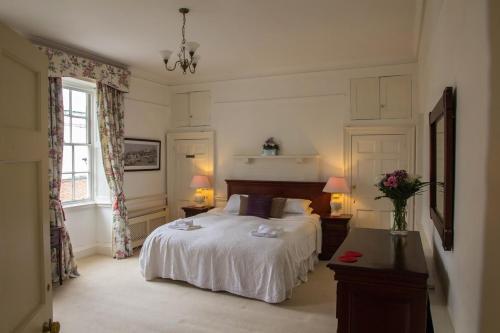 奇切斯特East Pallant Bed and Breakfast, Chichester的卧室配有白色的床和两盏灯。