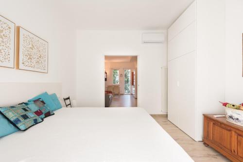 Modern Flat Alberti Arno River Lift & Terraces客房内的一张或多张床位