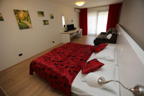 拉夫纳格拉拉佛纳格拉酒店的一间卧室配有一张红色棉被的床