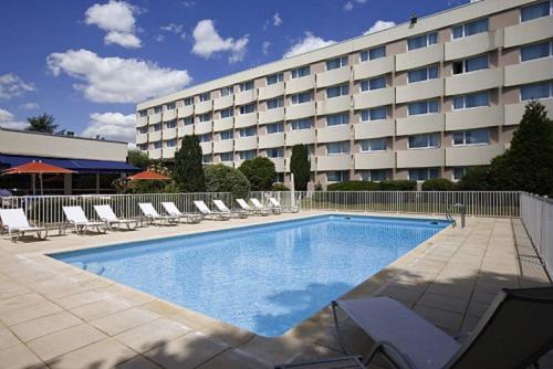 欧奈索斯博伊斯巴黎北世博欧奈苏布瓦诺富特酒店的一座带游泳池和椅子的酒店和一座建筑