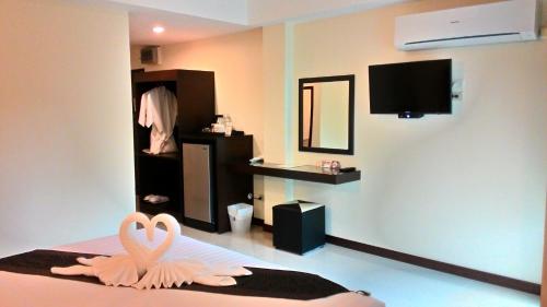 程逸府K2 Living Hotel的床上装饰天鹅的房间