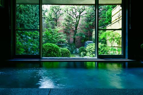京都山田屋旅馆的空房间,设有开放式窗户,可眺望花园