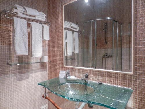 君悦胡里奥酒店的一间浴室