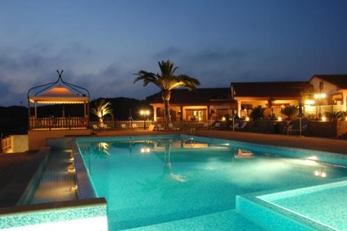 阿尔代亚科尔特因菲奥雷酒店的一个带凉亭的大型游泳池
