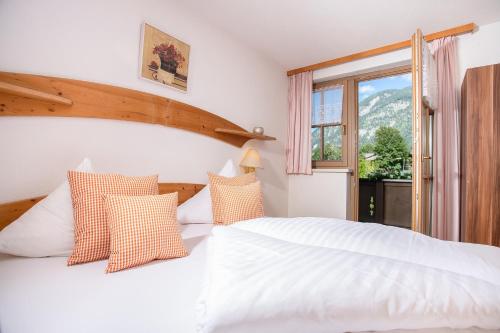 佩尔蒂绍Fewo an der Seepromenade的一间卧室设有两张白色的床和窗户