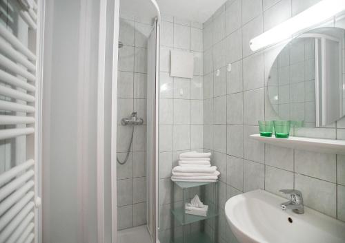 佩尔蒂绍Fewo an der Seepromenade的带淋浴和盥洗盆的白色浴室