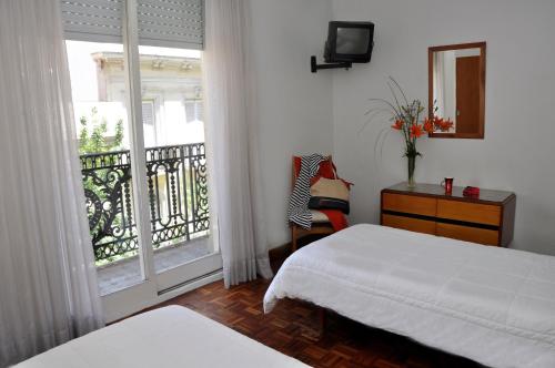 布宜诺斯艾利斯佩蒂特雷科莱塔酒店的一间卧室设有一张床和一个阳台