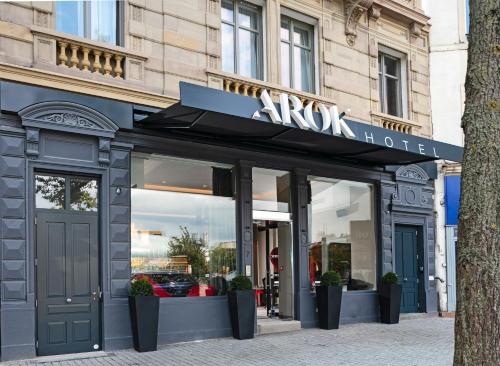 斯特拉斯堡Hotel Arok的大街上一家橡树酒店前的商店