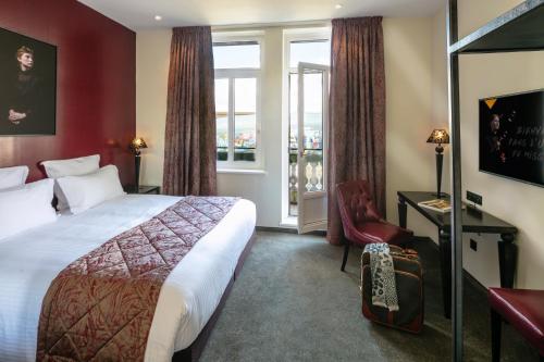 斯特拉斯堡Hotel Arok的酒店客房设有床和窗户。