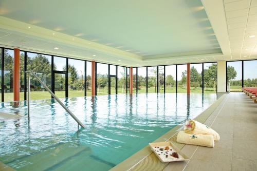 格尔德恩詹森希尔公园酒店的一座带窗户的大型水游泳池