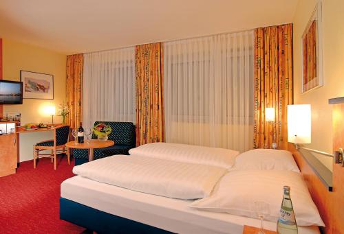 波鸿奥斯特米尔酒店的酒店客房设有一张大床和一张书桌。