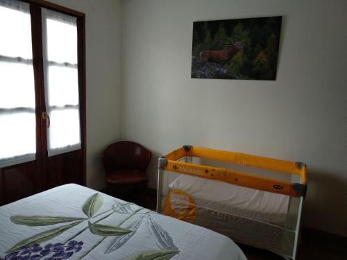 埃利松多Zubitarte的卧室配有一张床,墙上挂着鹿的照片