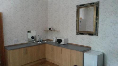 戴斯Station View Guest House的一间带水槽和镜子的浴室