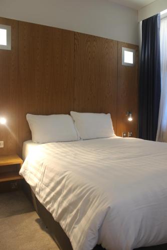 Corona Hotel Rotherham Sheffield Meadowhall客房内的一张或多张床位