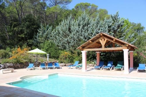 洛尔格Villa COLIBRI的游泳池旁的游泳池设有凉亭和椅子