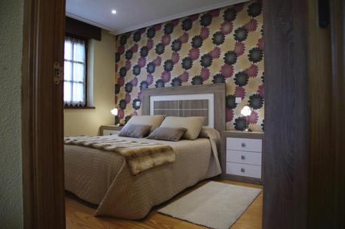 卡巴塞诺Vivienda Rural La Mazuga的一间卧室设有一张床和一面墙