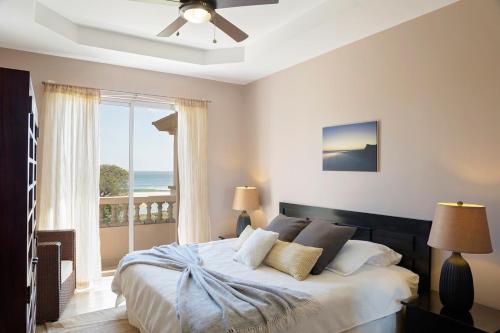 IguanaRio Dulce Ocean View Penthouse V-13的一间卧室设有一张床,享有海景