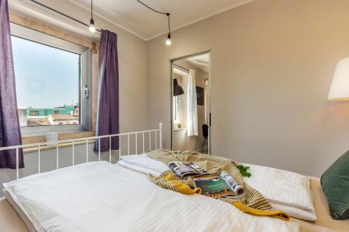 里耶卡Casa San Vito的一间卧室设有一张大床和大窗户