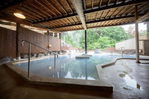 由布市Yufuin Onsen Tsukanoma的大楼里一大片水