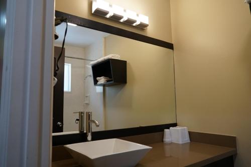 米尔谷穆尔伍兹旅馆的一间带水槽和镜子的浴室