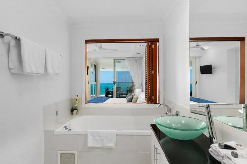 三一海滩贝尔维尤酒店的一间浴室