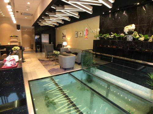 新山京都精品酒店的大厅中间设有水族馆
