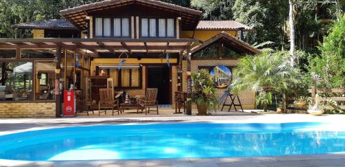 新弗里堡Arara Azul的房屋前有游泳池的房子