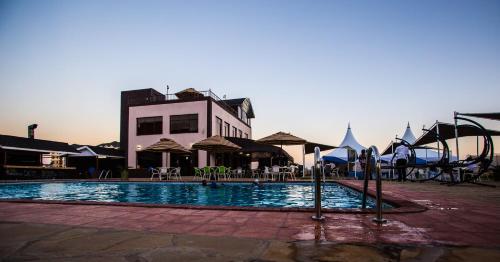 内罗毕内罗毕67号机场酒店的大楼前的游泳池