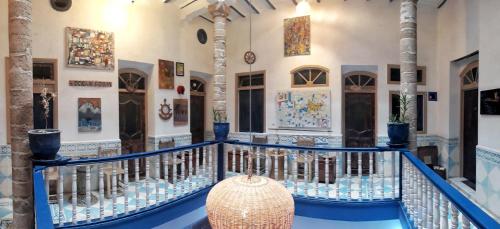 索维拉The Chill Art Hostel的大堂的墙壁上挂着蓝色栏杆和绘画作品