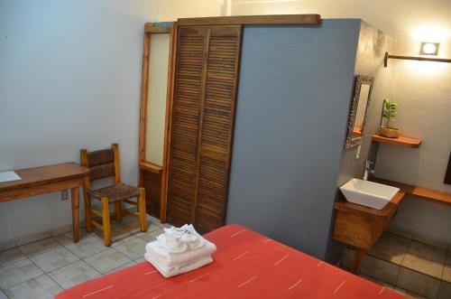 圣法兰西斯克圣潘乔旅舍的客房设有一张床和一间带水槽的浴室
