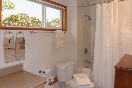 Lopez9 Condo的白色的浴室设有卫生间和窗户。