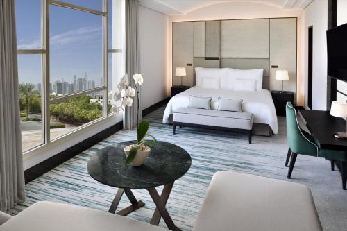 迪拜迪拜蒙哥马利地标酒店的配有一张床、一张桌子和一张桌子的酒店客房