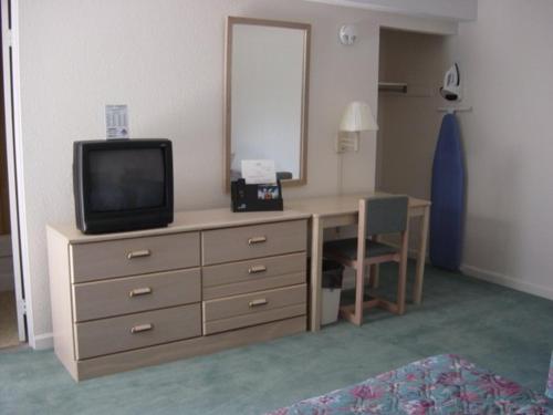 拉法叶普雷斯蒂奇旅馆的一间设有书桌的房间,在梳妆台上配有电视