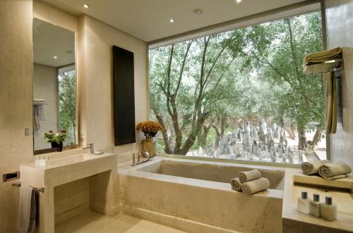 马拉喀什达尔萨布拉酒店的带浴缸和大窗户的大浴室