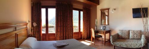 阿林萨尔维尔杜小屋酒店的卧室配有床、椅子和窗户。