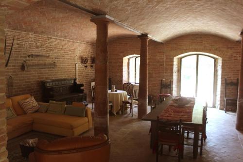 ViaroloB&B Il Conte Giacomo的客厅配有沙发和桌子