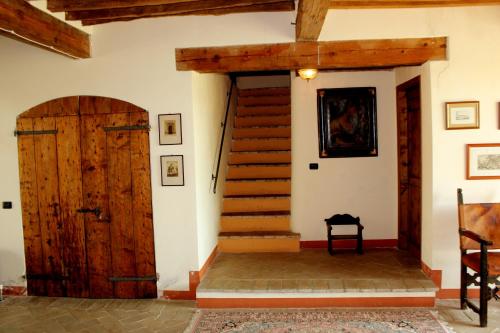 ViaroloB&B Il Conte Giacomo的通往带木门和楼梯的房子的入口