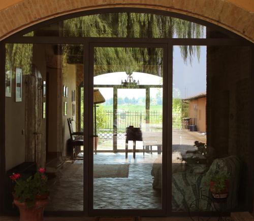 ViaroloB&B Il Conte Giacomo的通往带桌子的庭院的开放式门