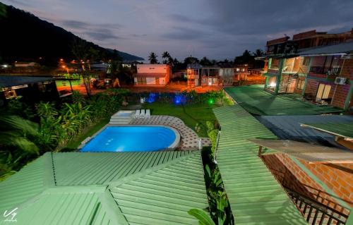 巴亚索拉诺Hotel Bahía Yubarta的屋顶游泳池的顶部景色
