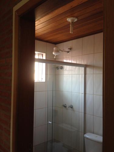 巴朗德杰拉尔多Aconchego do Guara , próximo ao centro médico, Boldrini, Unicamp, Laboratório CNPEN, Universidades e Hospital Sobrapar的带淋浴和卫生间的浴室以及窗户。