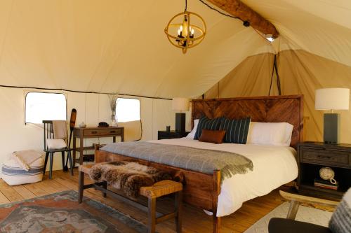 纽约Collective Governors Island的帐篷内一间卧室,配有一张床